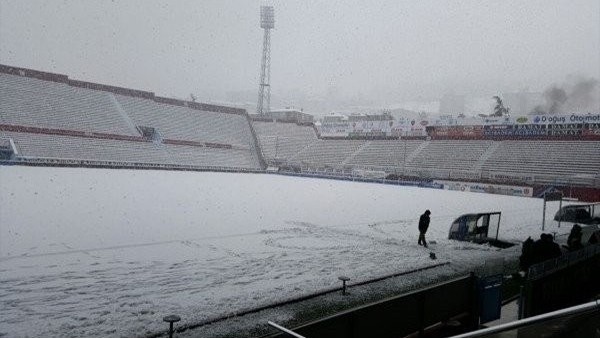 Avni Aker Stadı'nda zemin karla kaplı