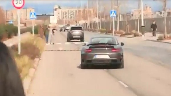 Ronaldo yeni arabasıyla kasisten bile geçmedi