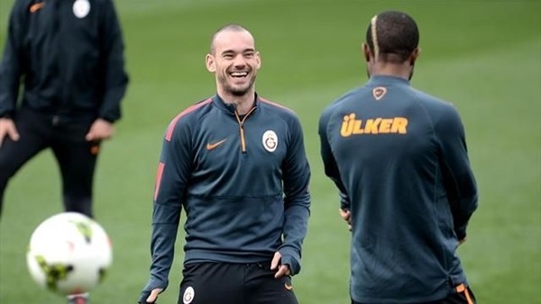 Wesley Sneijder'in Türkçe konuştuğu 5 an.