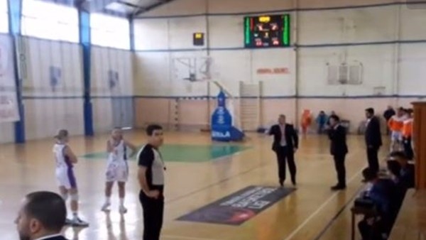 Hakemin Üzerine Yürüyüp Taraftara Saldıran Antrenör