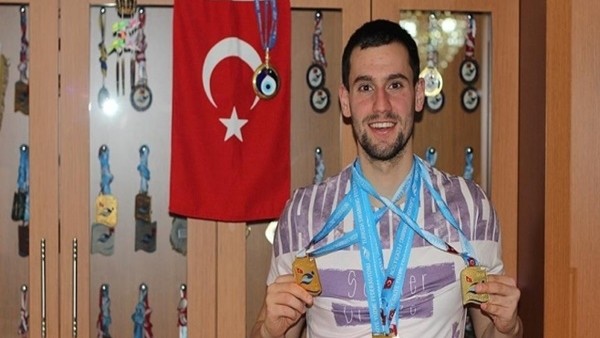 Su fobisini yendi yüzlerce madalya kazandı