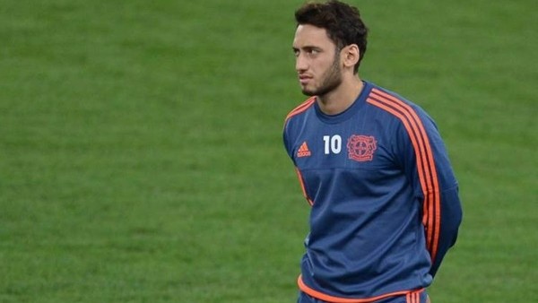 Hakan Çalhanoğlu takım arkadaşıyla frikikte kapıştı