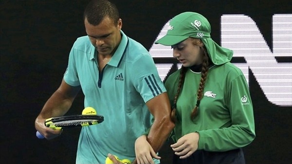 Centilmen top toplayıcı kızın koluna girdi ve...