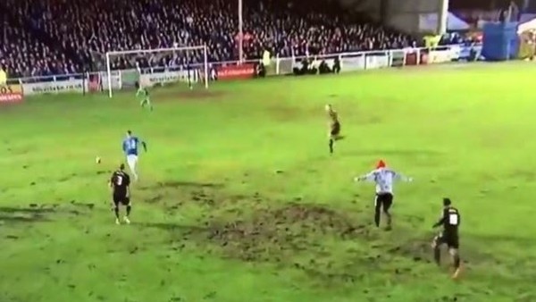 Sahaya giren taraftar zeminin azizliğine uğradı