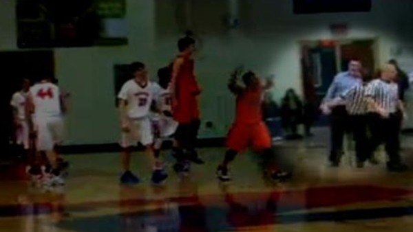 Öfkeli koçtan hakeme kafa