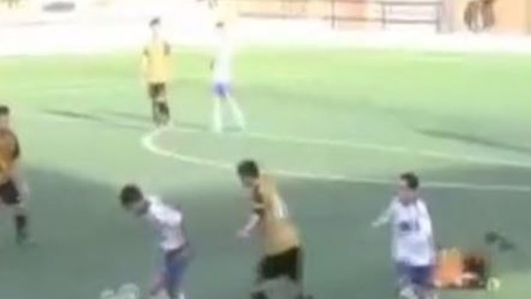 Orta saha çizgisine gelmeden vurdu!