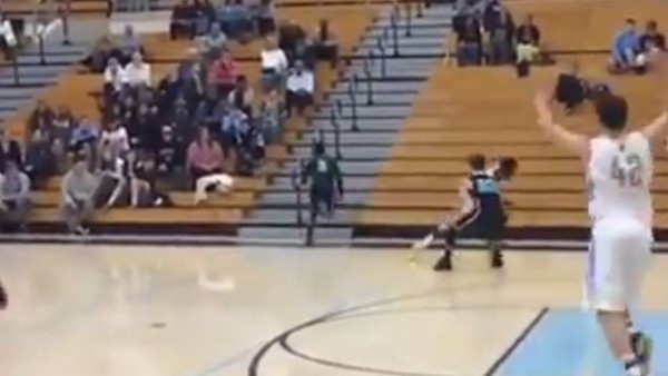 Rakibini tribüne yolladı...