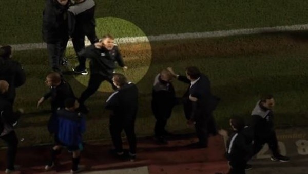 Başkan menajeri tekmeledi