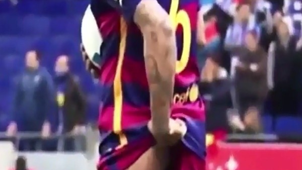 Dani Alves taraftara poposunu gösterdi