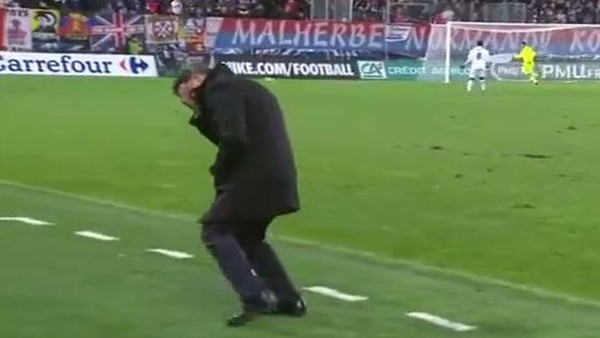 Teknik direktör kenarda kanser oldu!