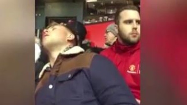 Tribünde uyuyakaldı