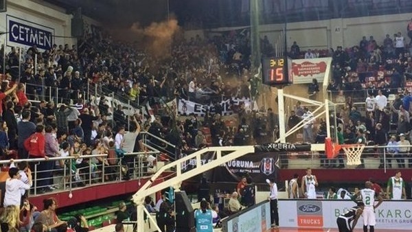 Karşıyaka - Beşiktaş maçında olaylar çıktı