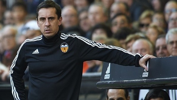 Neville kendini yırtıyor