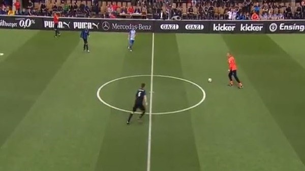 Genç kaleciden süper şut, süper gol