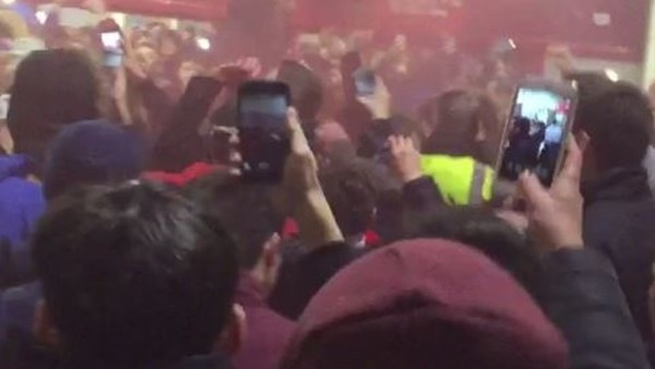 Arsenal taraftarlarının Mesut Özil çılgınlığı