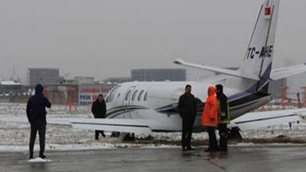 Adnan Polatın da içinde olduğu uçak kayarak pistten çıktı