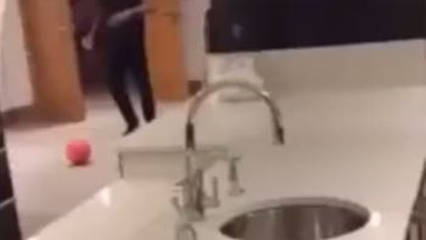 Su içmek için futbol topu kullanan Defoe