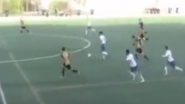 Orta saha çizgisine gelmeden vurdu ve...