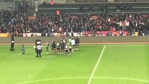 Beşiktaşlı futbolcuların tribünle karşılıklı tezahüratı