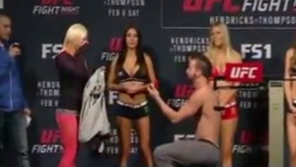 Güreşçiden sürpriz evlilik teklifi