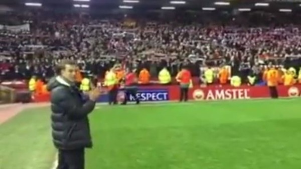 Augsburg Taraftarı Takımını Bağrına Bastı