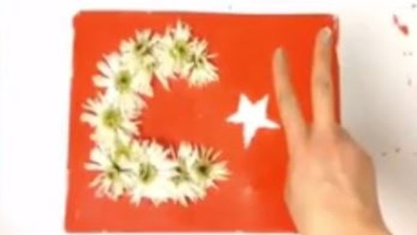 Ünlü modelden ayakta alkışlanacak hareket