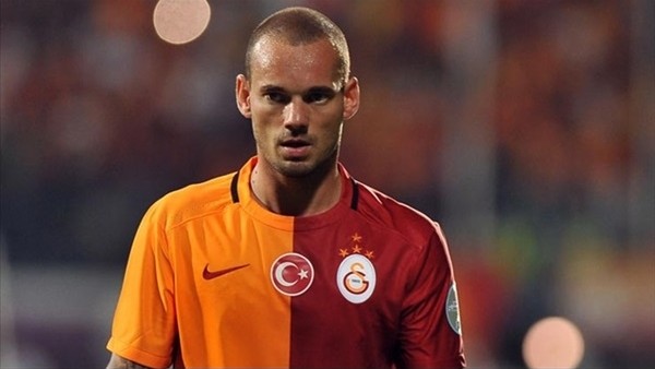 Sneijder, Türk bayrağını öpüyor!