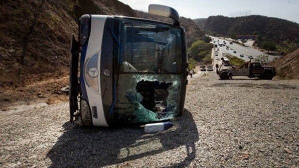 Futbolcuları taşıyan otobüs devrildi