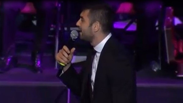 Burak söyledi herkes eşlik etti!