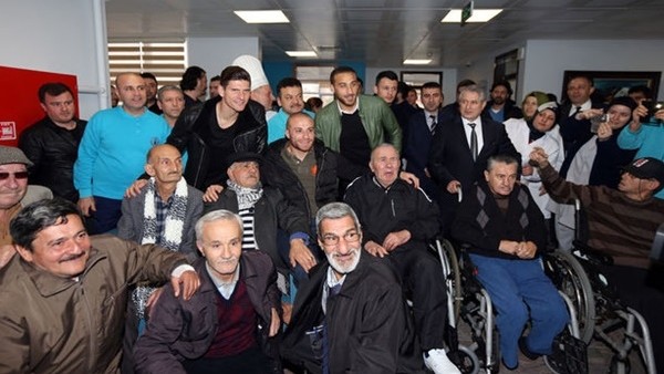 Beşiktaş'ın yıldızlarından anlamlı ziyaret