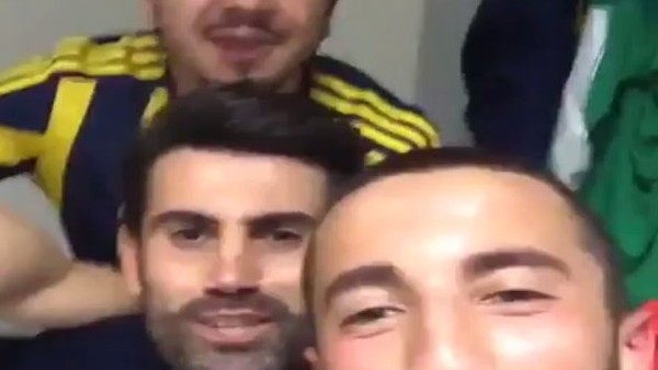 Fenerbahçeli futbolculardan galibiyet şarkısı