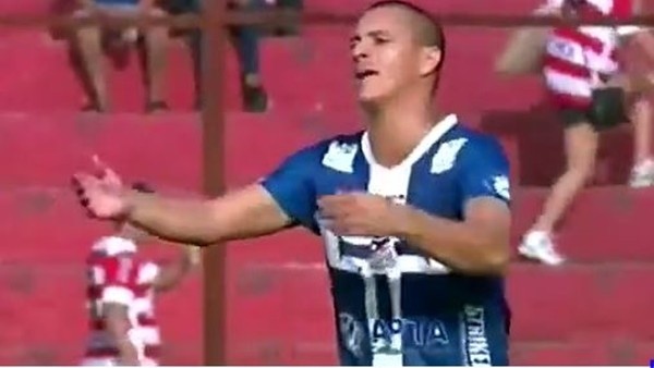 Sahaya giren yılanı tekmeleyerek dışarı çıkardı