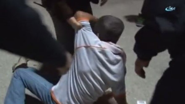 Adana'da Alkollü Taraftar Stada Alınmayınca Yerlere Yattı