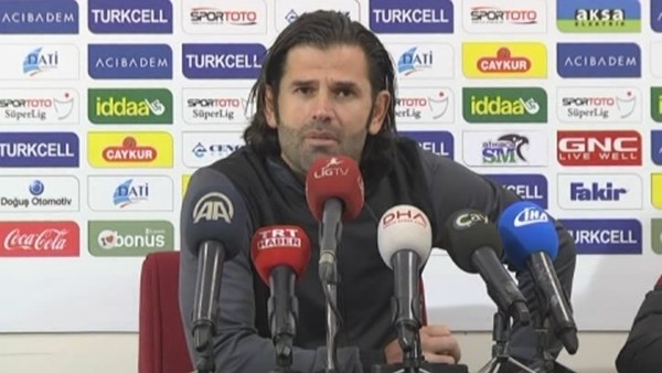 Üzülmez futbolcularını tebrik etti