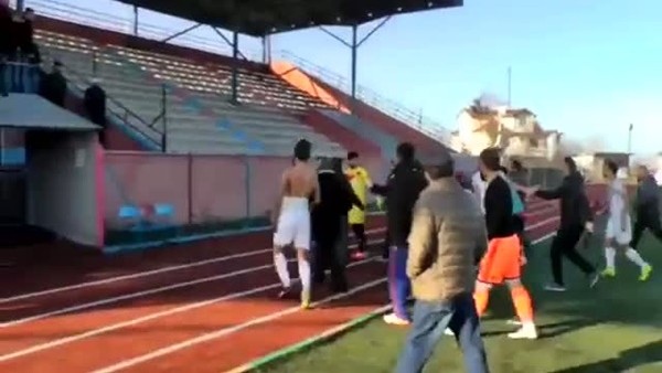 Başkan tribünden atladı kolunu kırdı