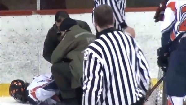 Yok Artık! Sahaya Girip Oyuncuyu Kelepçelediler...