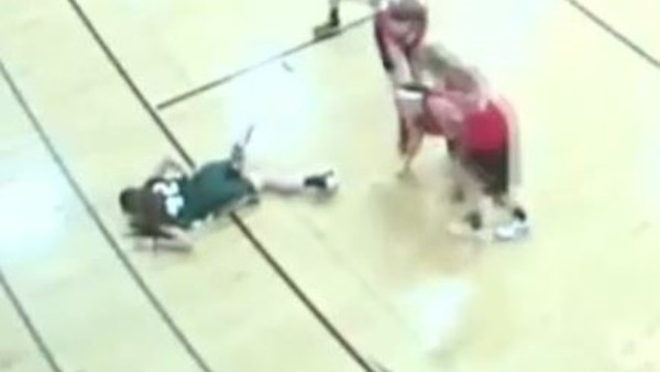 Basketbol maçında parke vücuduna saplandı