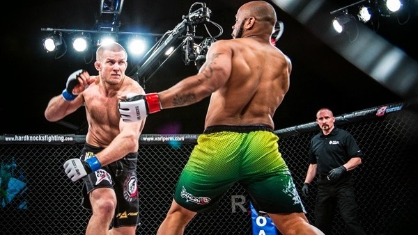 Rakibinin çenesini yerinden çıkardı