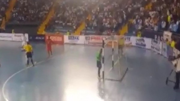 Sağ gösterip sol vurdu