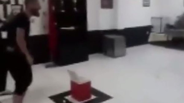 Futbolculardan kulüp çalışanına hain şaka