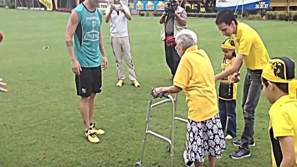 102 yaşındaki futbol tutkunu teyze!