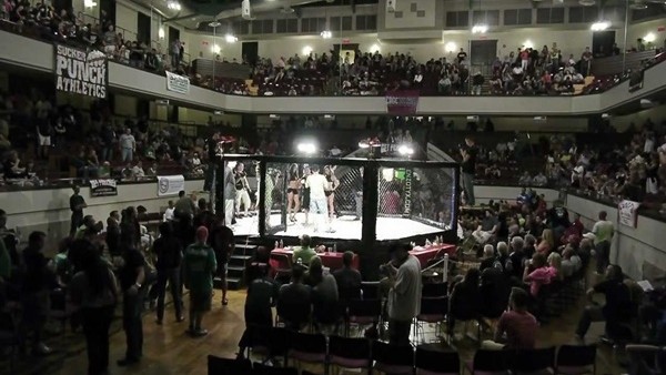 Dövüşçüler ring dışına uçtu