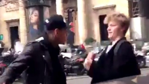 Yıldız Futbolcu Gençlerin Üzerine Yürüdü