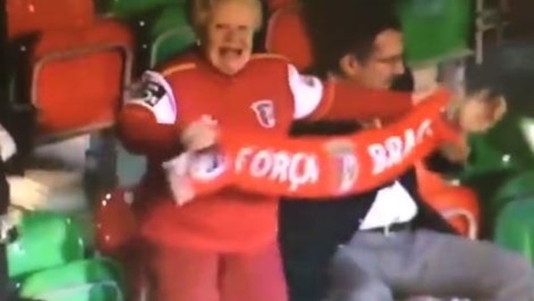 Braga'lı çılgın taraftar galibiyeti kutluyor