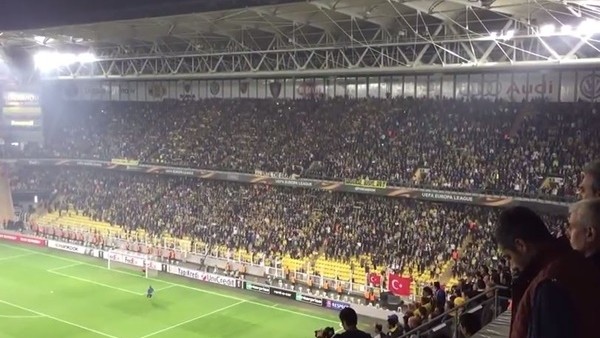 Kadıköy'de Taraftarlar İstiklal Marşını Böyle Okudu