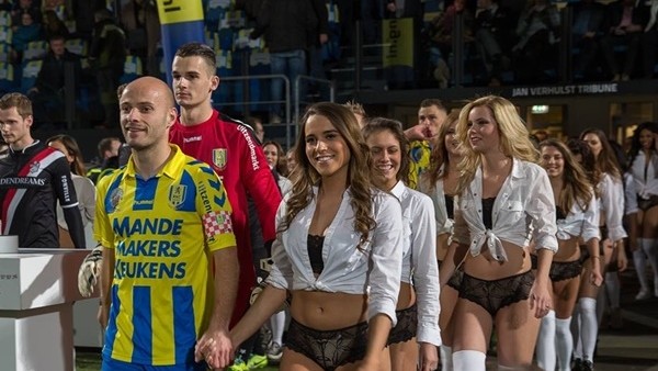 Futbol sahalarından bir ilk! İç çamaşırları ile...