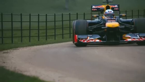 Formula 1 aracına karşı 8 adam!