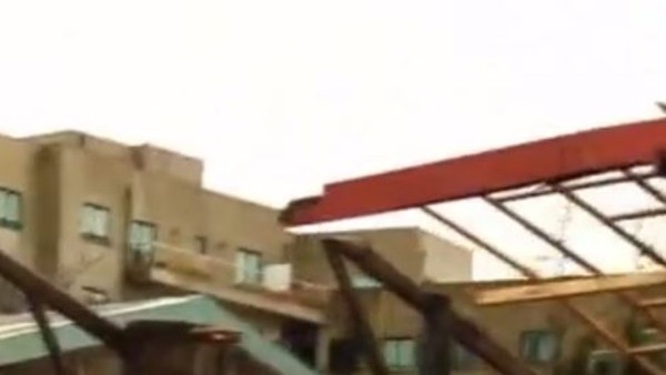 Maç sırasında tribünün çatısı uçtu