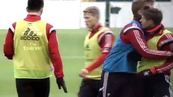 İdmanda Takım Arkadaşına Kafa Attı