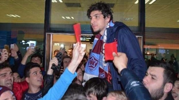 Salih Dursun omuzlarda karşılandı